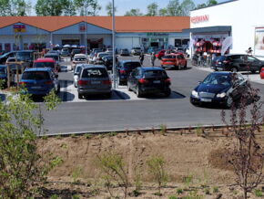 An der Bahnhofstraße ist ein kleines Einkaufs- und Geschäftszentrum entstanden.