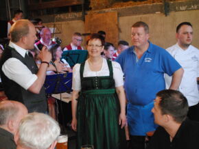 Silvia, Manfred und Andreas Geier mit dem Vertreter der Löwenbrauerei Passau