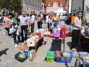 Treffpunkt Flohmarkt: Die Auswahl an den Tischen der kleinen und großen Händler war wieder erstaunlich groß.