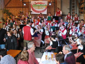 Die vielen Gäste fühlten sich bei der Stadtkapelle pudelwohl.