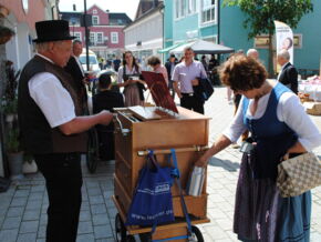 Schon Stammgast: Hans Scheibenpflug sorgte mit seiner Drehorgel für angenehme Töne.