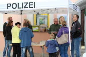 Infostand der Polizei, zum Thema Einbruchsicherheit.