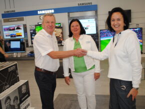 Elke Weichser, Vorsitzende des Werbekreises (rechts im Bild), gratuliert Rosi und Max-Emanuel Schuller zur Eröffnung der neuen Geschäftsräume.