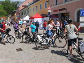 Eine empfehlenswerte Form der Anreise: Mit dem Radl zum verkaufsoffenen Sonntag des Werbekreises Wörth.