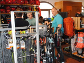 Walking-Stöcke samt Zubehör: Die richtige Wahl für den Freizeitsport in den kommenden Wochen.