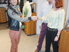 Die Vorsitzende des Werbekreises bedankt sich bei den Geschäftsleuten