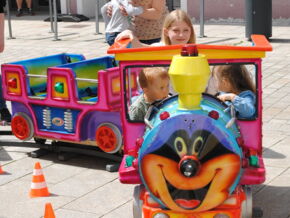 Ebenfalls gefragt bei den jungen Gästen: Eine Rundfahrt in der kleinen Bimmelbahn.