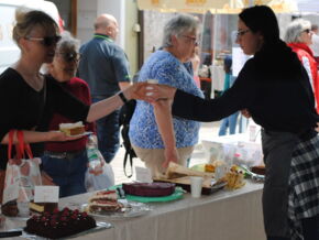 Dienst am Nächsten: Die Ukraine-Hilfe stockte mit dem Kaffee- und Kuchenverkauf ihre Rücklagen auf.