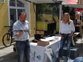Drohenflug zur Pestkapelle: Birgit und Christian Fruth von der Hegegemeinschaft Wörth erläuterten Funktion, Sinn und Zweck des Geräts.