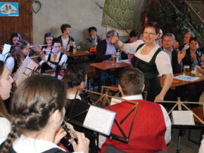 Nicht nur in diesem Moment kompetente Dirigentin: Wirtin Silvia Geier in Aktion.